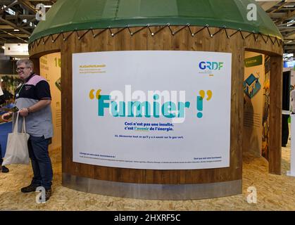 Paris, Frankreich. März 2022, GRDF-Poster 'Fumier! Ceci n'EST pas une insulte, c'EST l'avenir de l'énergie' auf der Internationalen Landwirtschaftsmesse Stockfoto