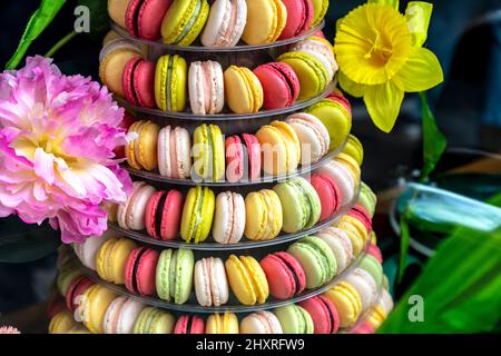 Turm der bunten Makronen im Fitzbillies Cafe in Cambridge, Großbritannien Stockfoto