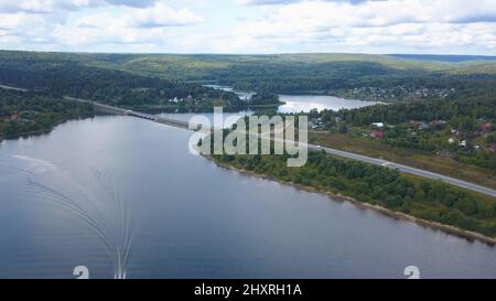 Die riesige Krimbrücke. Clip. Der Blick von der Drohne. Eine riesige, neunzehn Kilometer lange Brücke über das Meer mit Autos Stockfoto