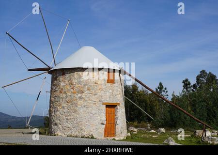 Rustikale Windmühle auf dem Gipfel des Berges Stockfoto