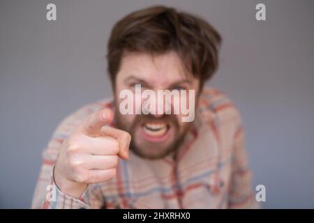 Junger, hübscher Mann mit Bart, der unzufrieden und frustriert auf die Kamera zeigt, wütend und wütend auf dich Stockfoto