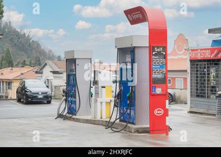 Carrara, Italien - 14. März 2022 - kleine Esso-Tankstelle mit Diesel- und Benzinpreisen über 2 Euro Stockfoto