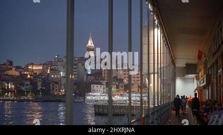 Türkei, Istanbul - 10. Oktober 2021: Blick von den Panoramafenstern auf die Küste der Nachtstadt. Aktion. Wunderschöne Küste mit leuchtenden Stadtlichtern von Istanbul Stockfoto