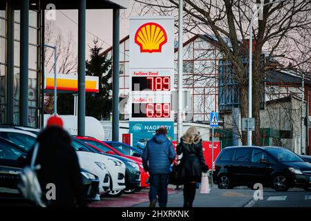 Warschau, Polen. 10. März 2022. Die Preise für Dieselkraftstoff und normalen Kraftstoff werden am 10. März 2022 an einer Shell-Tankstelle in Warschau, Polen, ausgeschrieben. Quelle: SIPA USA/Alamy Live News Stockfoto