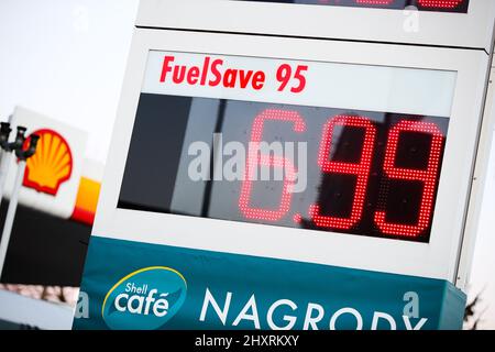 Warschau, Polen. 10. März 2022. Der Kraftstoffpreis wird am 10. März 2022 an einer Shell-Tankstelle in Warschau, Polen, ausgeschrieben. (Foto von Jaap Arriens/Sipa USA) Quelle: SIPA USA/Alamy Live News Stockfoto