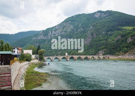 Fernansicht der Brücke am Fluss Drina in Visegrad, Bosnien und Herzegowina Stockfoto