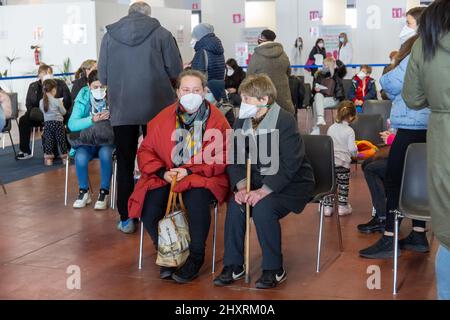 Ferrara, Den 14. März 2022. Die ukrainischen Kriegsflüchtlinge haben in Ferrara, Italien, Impfungen und medizinische Tests durchgeführt. Kredit: Filippo Rubin / Alamy Live Nachrichten Stockfoto