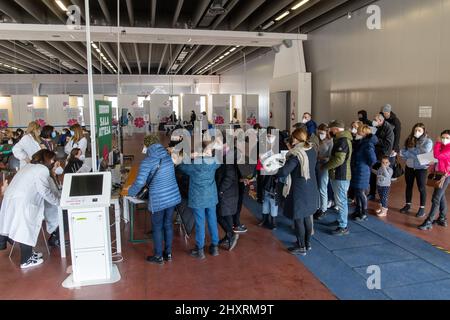 Ferrara, Den 14. März 2022. Die ukrainischen Kriegsflüchtlinge haben in Ferrara, Italien, Impfungen und medizinische Tests durchgeführt. Kredit: Filippo Rubin / Alamy Live Nachrichten Stockfoto