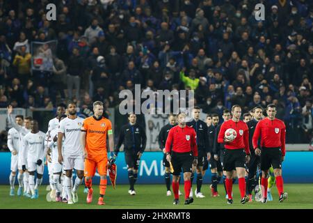 Bergamo, Italien. 10. März 2022. Italien, Bergamo, 10 2022. märz: Mannschaften treten beim Fußballspiel ATALANTA gegen BAYER LEVERKUSEN in den Mittelpunkt und ziehen zum Mittelfeld, last16 1.-Bein-Europaliga 2021-2022, Gewiss-Stadion (Bildnachweis: © MGC/Pacific Press via ZUMA Press Wire) Stockfoto