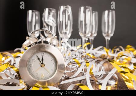 Die Countdown-Uhr für das neue Jahr mit Streamern, Kopierraum und Brille. Stockfoto