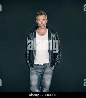 Er hat seinen eigenen Sinn für Stil. Ein reifer Mann, der eine Lederjacke trägt - Studio. Stockfoto