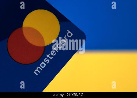 Spanien. 11. März 2022. Auf dieser Abbildung ist ein Mastercard-Logo mit einer Flagge der Ukraine im Hintergrund zu sehen. (Foto von Thiago Prudencio/SOPA Images/Sipa USA) Quelle: SIPA USA/Alamy Live News Stockfoto