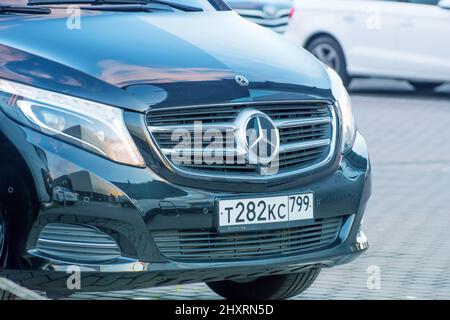 Schwarzer Luxus-Van Mercedes-Benz Minivan Vorderansicht. Russland, Sankt Petersburg. 28. oktober 2019 Stockfoto