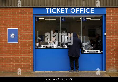 Foto vom 13-03-2022 eines Fans, der Tickets in Kingsmeadow, London, sammelt. Die Premier League und der Fußballverband stehen in Kontakt mit der Regierung über die „Integritätsprobleme“, die durch das Chelsea-Ticketverkaufsverbot verursacht wurden, sagte der Verein. Bilddatum: Sonntag, 13. März 2022. Ausgabedatum: Montag, 14. März 2022. Stockfoto