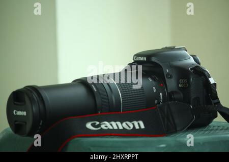 Canon 600D Kamera mit 75-300mm Objektiv auf weißem Hintergrund Stockfoto