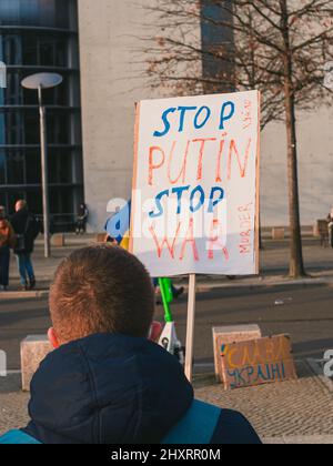 Die Menschen protestieren auf den Straßen zur Unterstützung der Ukraine in Berlin, Deutschland Stockfoto
