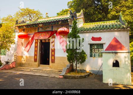 Hung Shing Tempel, Tai O, Honk Kong, China. Wunderschöne Außenaufnahme dieses friedlichen religiösen Orts. Januar 2020. Sonniger Tag Stockfoto