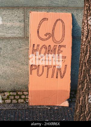 Plakat auf der Straße zur Unterstützung der Ukraine in Berlin, Deutschland Stockfoto