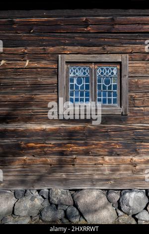 Wunderschöne schwedische Gebäude aus dem ganzen Land, die auf einer Insel umgebaut wurden und das weltweit erste Freilichtmuseum Skansen bilden, das 1891 eröffnet wurde. Stockfoto