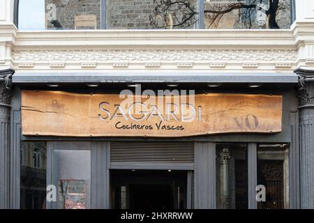 VALENCIA, SPANIEN - 10. MÄRZ 2022: Sagardi ist eine spanische Kette baskischer Restaurants Stockfoto