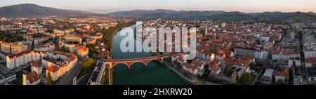 Panorama-Luftaufnahme von Maribor, Slowenien am frühen Morgen Stockfoto