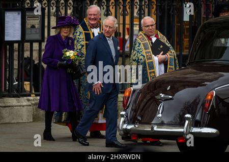 London, Großbritannien. 14. März 2022. Prinz Charles und die Herzogin von Cornwall verlassen den Commonwealth Service in Westminster Abbey, der seit 1972 stattfindet und die Menschen und Kulturen der 54 Commonwealth-Nationen feiert. Die Königin, die sich vor kurzem von Covid-19 erholt hatte, war nicht anwesend und der Prinz von Wales vertrat sie. Kredit: Stephen Chung / Alamy Live Nachrichten Stockfoto