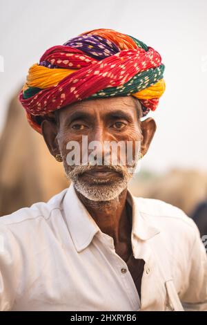 Porträt eines alten Mannes aus Rajasthan, der einen farbigen Turban trägt Stockfoto