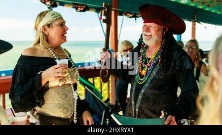 Schöne Aufnahme eines Mannes und einer Frau, die während der Gasparilla-Party sprechen, die sich für die Piratenveranstaltung verkleidet hat Stockfoto