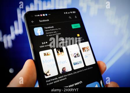 Die Facebook-App ist auf dem Google Play-Store auf einem mobilen Gerät in dieser Abbildung in Warschau, Polen, am 23. Februar 2022 zu sehen. Stockfoto