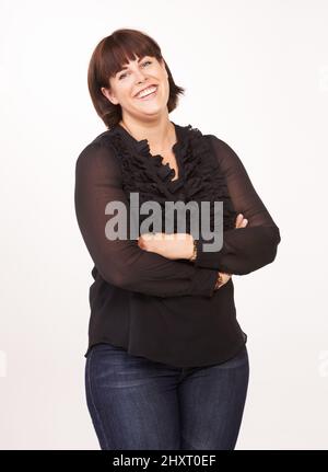 Sie sieht die leichtere Seite des Lebens. Porträt einer hübschen und kurvigen Frau auf weißem Hintergrund. Stockfoto