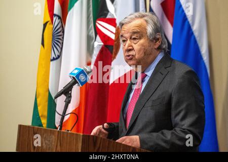 New York, USA. 14. März 2022. Der Generalsekretär der Vereinten Nationen, Antonio Guterres, spricht nach einer Sitzung des UN-Sicherheitsrates im Hauptquartier der Vereinten Nationen in New York mit Reportern. Guterres sagte, dass es an der Zeit sei, den Horror zu stoppen, der über die Menschen in der Ukraine entfesselt wurde, und auf den Weg der Diplomatie und des Friedens zu gehen, und betonte auch, dass die Aussicht auf einen nuklearen Konflikt, der einst undenkbar war, jetzt wieder im Bereich des Möglichen liegt. Quelle: Enrique Shore/Alamy Live News Stockfoto