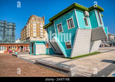 Das Upside Down House in Brighton. Stockfoto