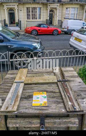 Ein Kompostiereimer der Stadtverwaltung von Brighton auf dem Regency Square in Brighton. Stockfoto