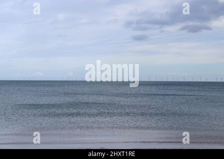 Blick auf das Meer von Llandudno, Blick auf einen Windpark Stockfoto