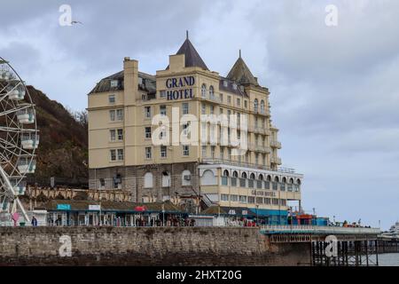 Blick auf das Grand Hotel und den Llandudno Pier Stockfoto