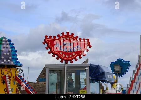 Am Llandudno Pier werden Vergnügungsfahrten angeboten Stockfoto