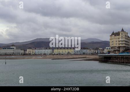 Blick auf die Küste von Llandudno vom Ende des Piers Stockfoto