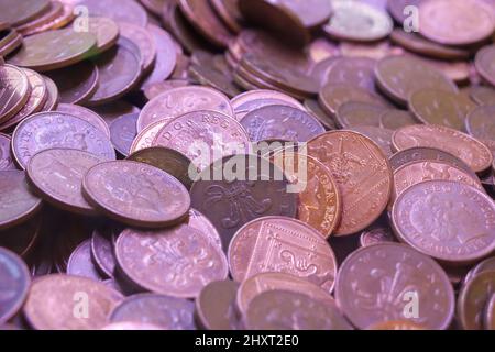 Nahaufnahme von 2p Münzen in einem Wechselspender Stockfoto
