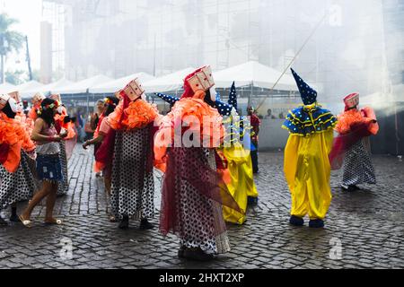 Nahaufnahme von Menschen mit Masken und Karnevalskostümen am Karneval von Maragojipe in Maragogipe, Brasilien Stockfoto