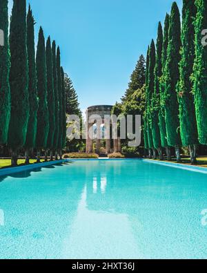 Vertikale Aufnahme des Pulgas Water Temple in Kalifornien, USA Stockfoto