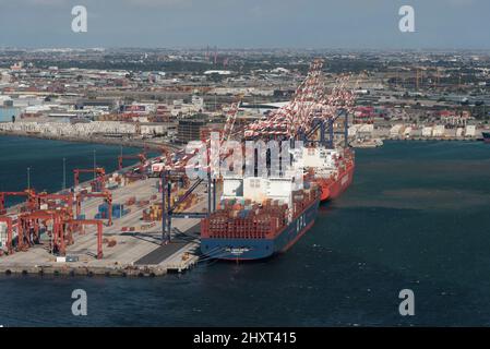 Kapstadt, Südafrika. 2022. Luftaufnahme von Containerschiffen, Containern und Kränen im Hafen von Kapstadt. Stockfoto