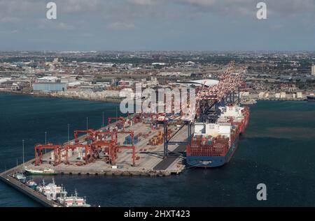 Kapstadt, Südafrika. 2022. Luftaufnahme von Containerschiffen, Containern und Kränen im Hafen von Kapstadt. Stockfoto