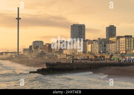 Brighton, East Sussex, England. 13. März 2022. Die Sonne geht an einem frühen Frühlingsabend in Brighton unter, wobei die i360 vom Pier aus über das Meer gesehen werden.©Sarah Mott / Alamy Live News Stockfoto