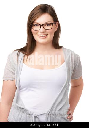 Lockeres Selbstvertrauen. Eine hübsche vollfigurige Frau, die selbstbewusst auf weißem Hintergrund posiert. Stockfoto