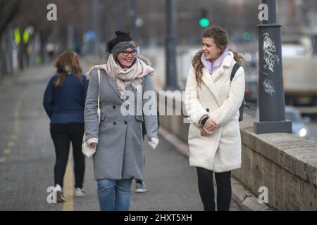 Ungarische Frauen am Donauufer im Winter. Budapest, Ungarn Stockfoto