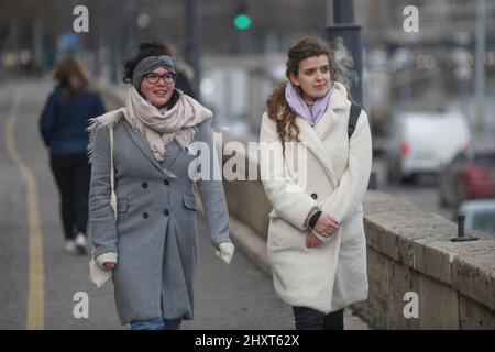 Ungarische Frauen am Donauufer im Winter. Budapest, Ungarn Stockfoto