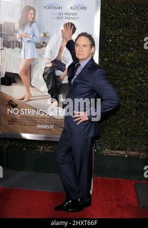 Kevin Kline bei der Premiere von „No Strings Attached“ in Los Angeles im Regency Village Theater, Westwood. Stockfoto