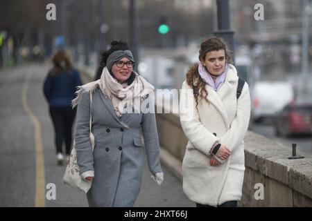 Ungarische Frauen am Donauufer im Winter. Budapest, Ungarn Stockfoto