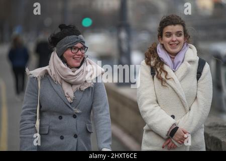 Ungarische Frauen am Donauufer im Winter. Budapest, Ungarn Stockfoto