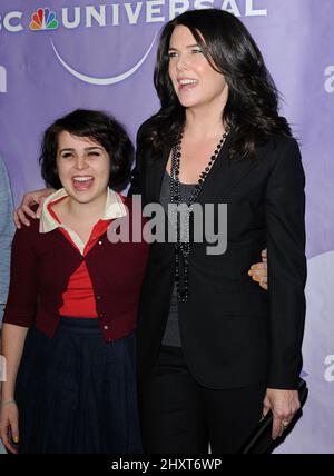 Lauren Graham und Mae Whitman während der TCA Winter Press Tour 2011 für NBC Network im Langdon Hotel, Kalifornien Stockfoto